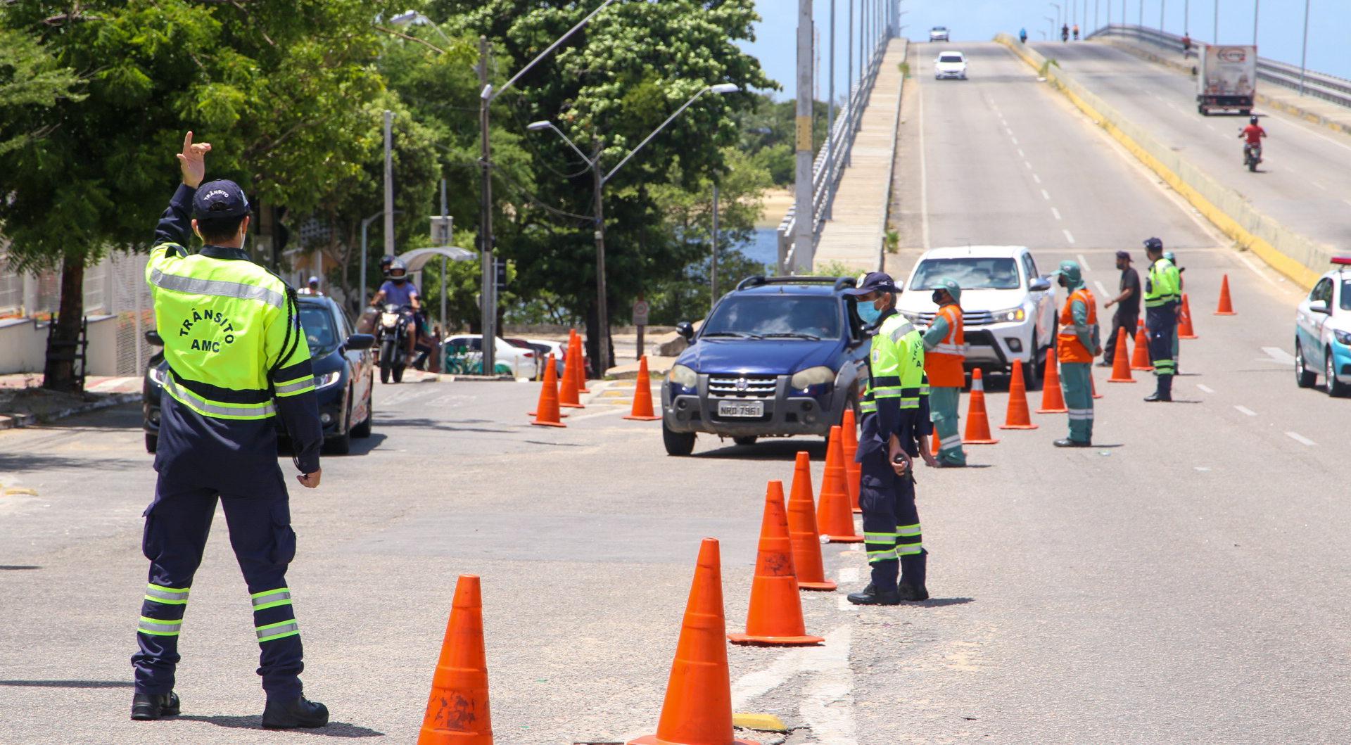 blitz da amc, os guardas estão parando os carros em fila indiana